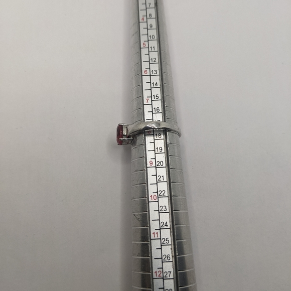 Ruby colored stone ring - Picture 5 of 6